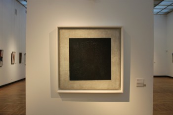 (Кстати, этот самый "Чёрный квадрат" 86 лет висел вверх ногами,  ценители прекрасного этого не знали, а просто восторгались "шедевром"!)